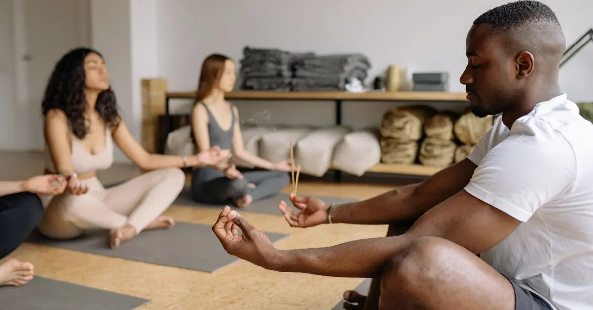 Le pouvoir de la relaxation collective : Bienfaits et méthodes
