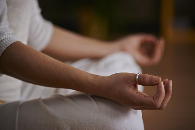 Yoga pour tous : 5 poses simples à intégrer à votre routine